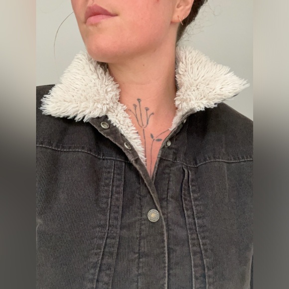 Levis Cropped Cordurouy Sherpa Jacket - Picture 2 of 13